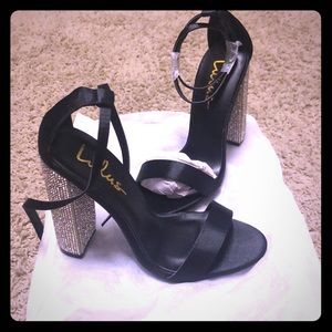 Brand new! Never worn, size 6 original Lulus!